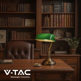 Retro lampa promění každý stůl v pracovní koutek s nadčasovým kouzlem — teplé světlo, dřevěné povrchy a tiché soustředění....